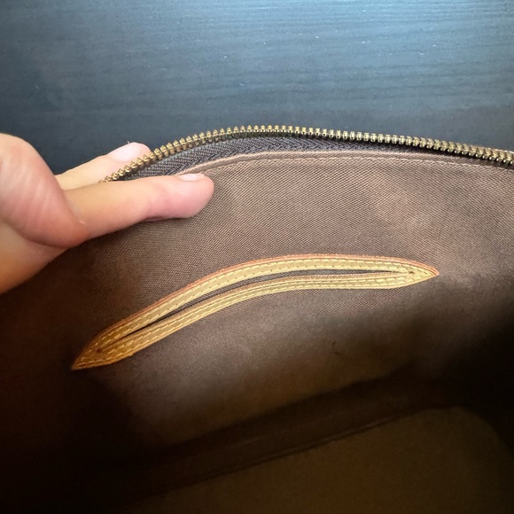 Absolutely gorgeous and classy Louis Vuitton Alma bag. - Picture 6 of 7